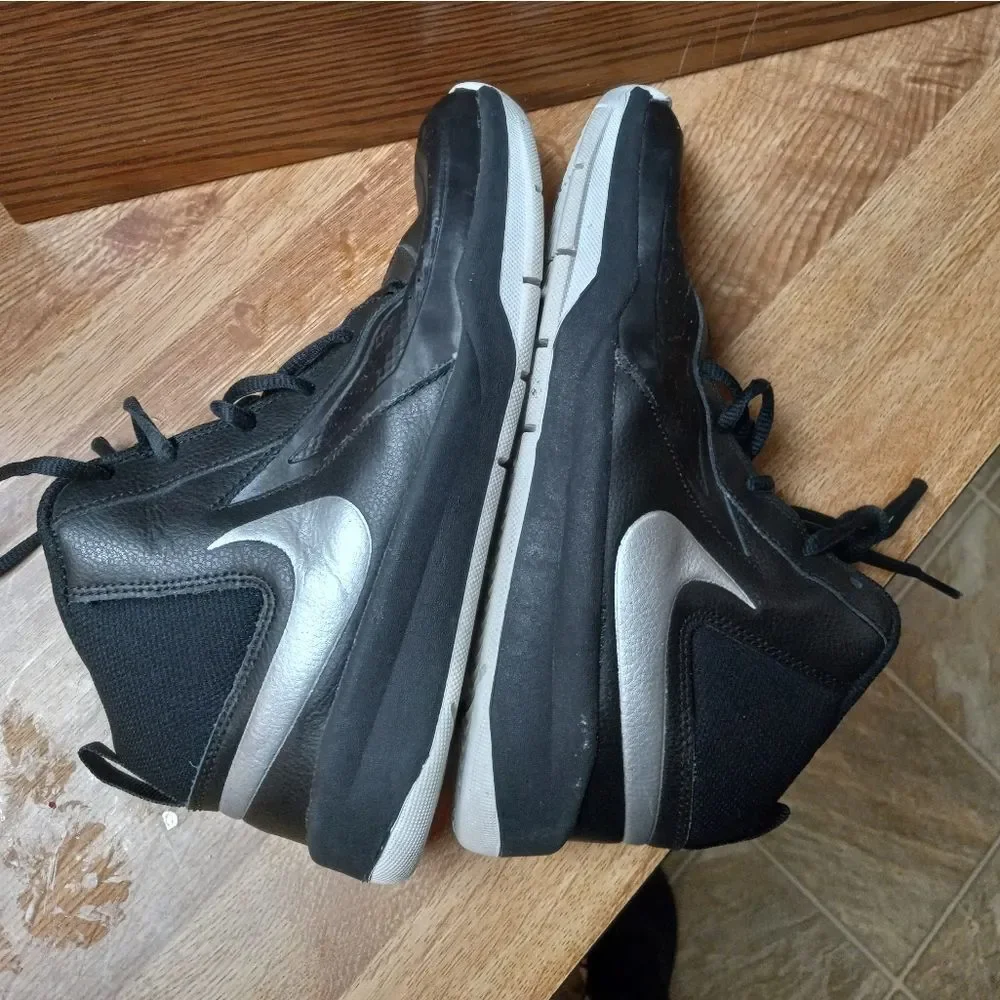 Nike Team Hustle D7 Sneakers Size 6Y